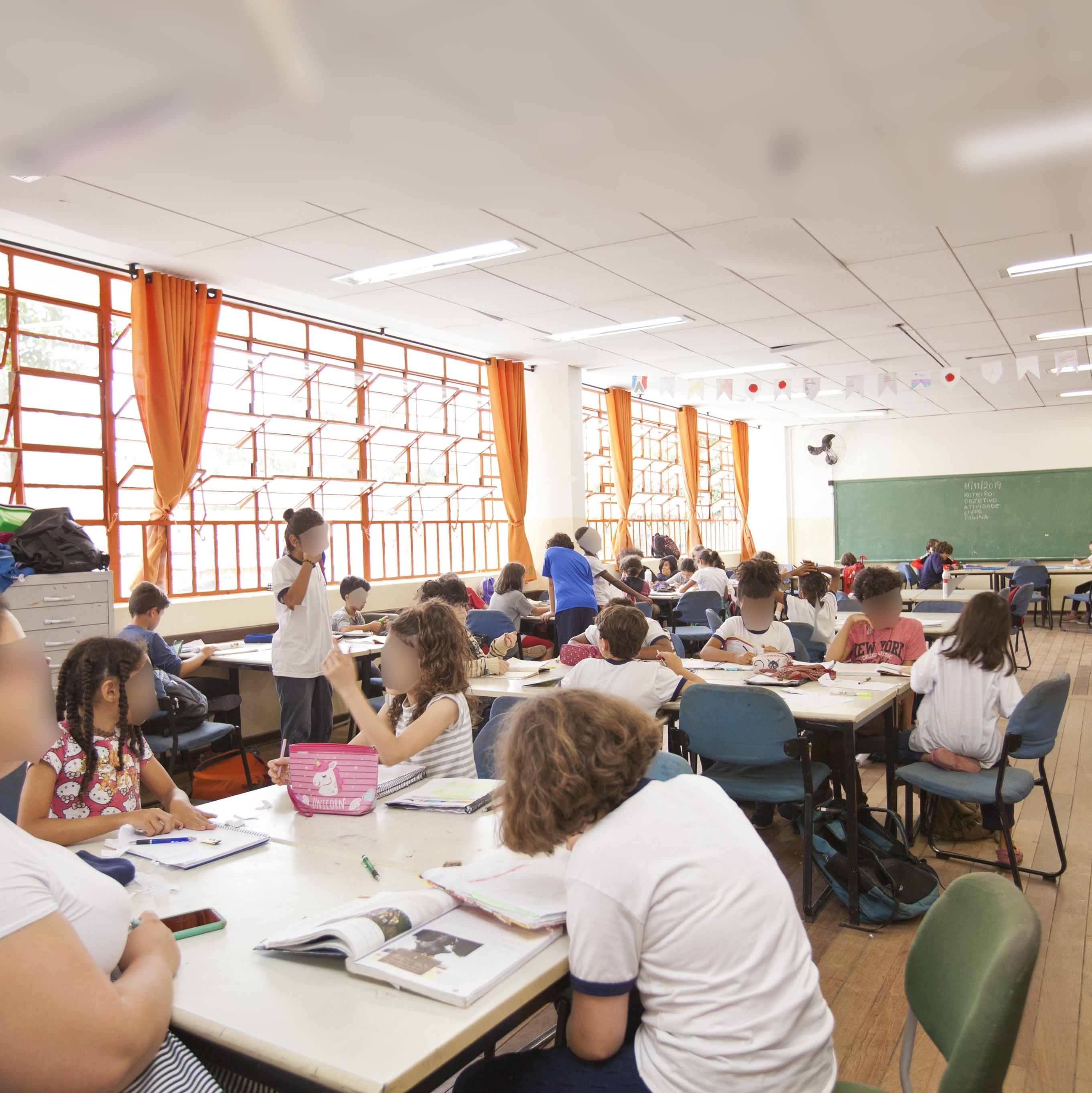 Pais de alunos dão aula e furam greve de professores em escola de SP