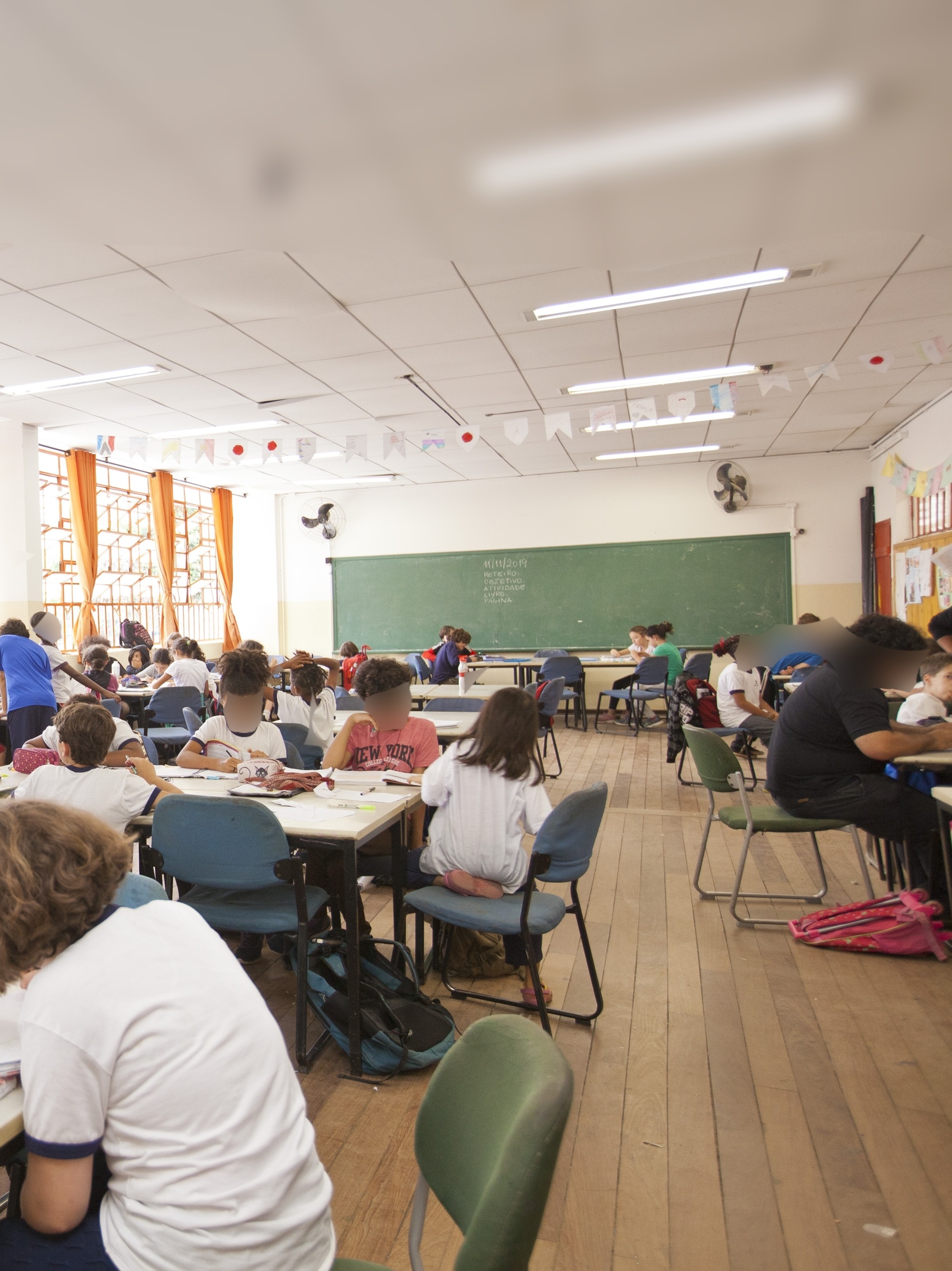 Pais de alunos dão aula e furam greve de professores em escola de SP