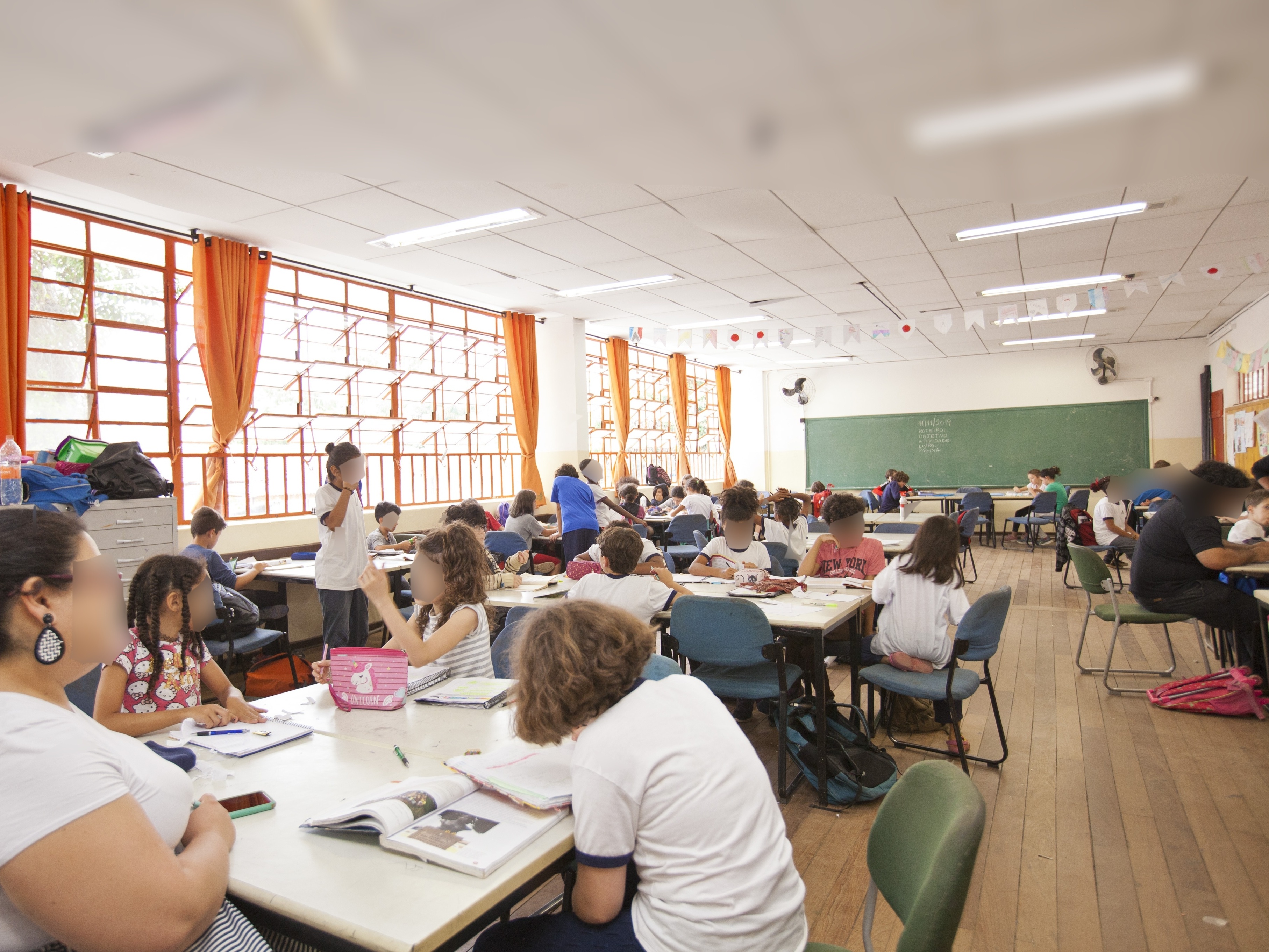 Pais de alunos dão aula e furam greve de professores em escola de SP