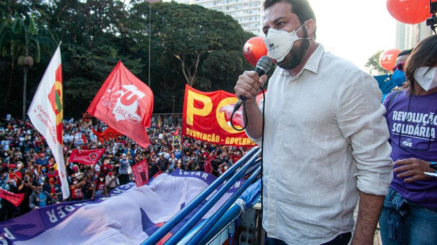 Guilherme Boulos fala em ato contra o governo Bolsonaro em frente ao Masp, em São Paulo - Roberto Sungi/Futura Press/Estadão Conteúdo