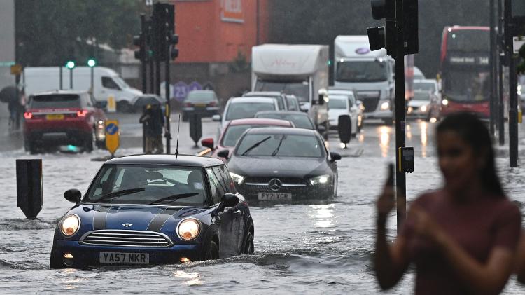 Carros parcialmente submersos no distrito Nine Elms, em Londres - Justin Tallis/AFP - Justin Tallis/AFP