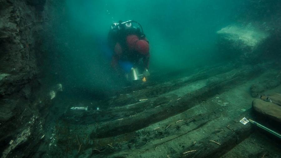 Um mergulhador examina os restos de um antigo navio militar descoberto na cidade submersa do Mediterrâneo Thonis-Heracleion, na costa de Alexandria, no Egito - The Egyptian Ministry of Antiquities/Handout via REUTERS