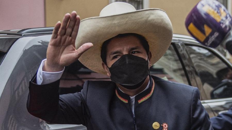 O presidente-eleito do Peru, Pedro Castillo, acena ao chegar ao local da cerimônia de posse, em Lima - Ernesto Benavides/AFP