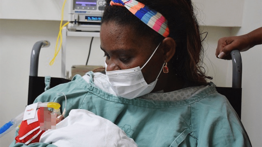 Milena conheceu filha, Helena, em 3 de agosto, 1 mês após parto de emergência - Divulgação/Unimed Catanduva
