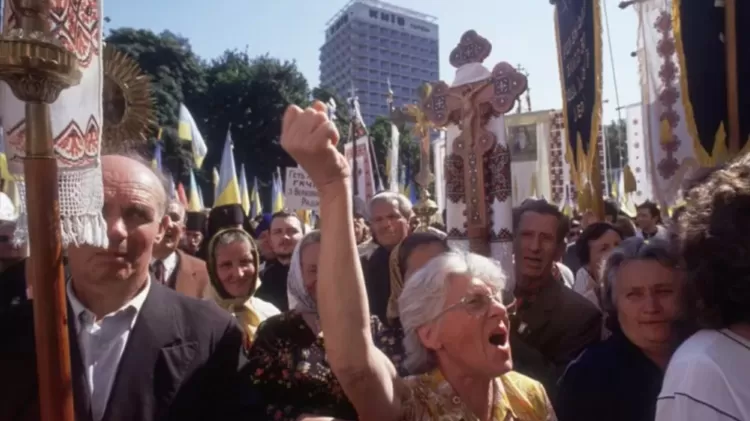 Sentimento nacionalista cresceu em toda União Soviética à medida que pessoas nas repúblicas fora da Rússia, como Ucrânia, descobriram sobre opressões do passado - Getty Images - Getty Images