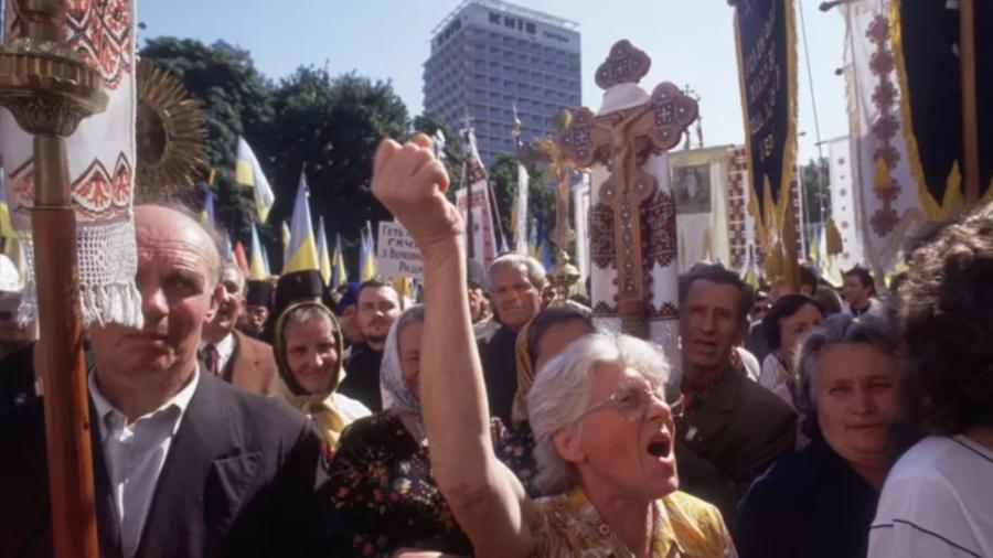 Sentimento nacionalista cresceu em toda União Soviética à medida que pessoas nas repúblicas fora da Rússia, como Ucrânia, descobriram sobre opressões do passado - Getty Images