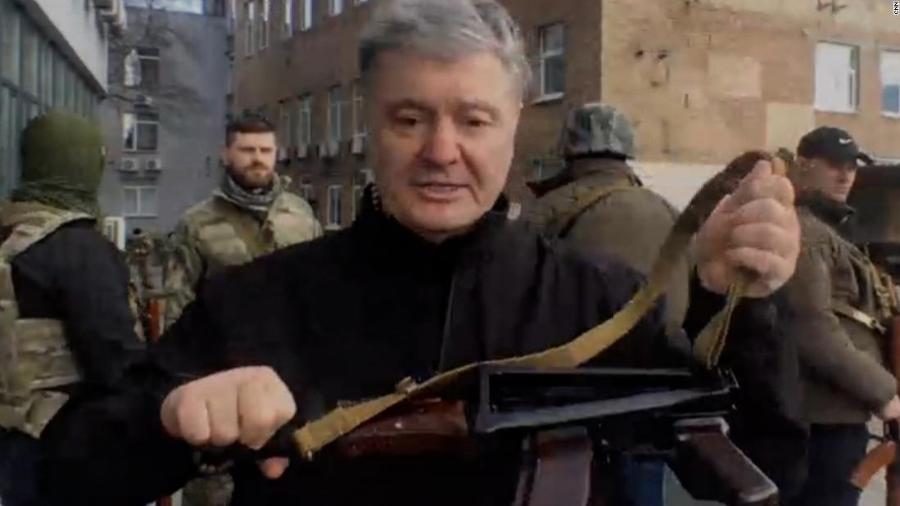 Petro Poroshenko, ex-presidente da Ucrânia, está nas ruas de Kiev com arma para combater russos - Reprodução/CNN