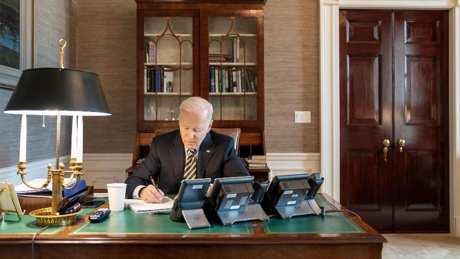 Joe Biden durante conversa telefônica com o presidente ucraniano Volodymyr Zelensky em março - Divulgação/ Casa Branca