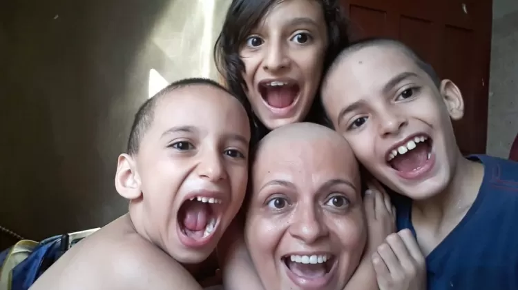 Edileny receb ajuda dos filhos pequenos na luta contra o câncer - Arquivo Pessoal - Arquivo Pessoal