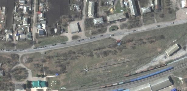 Comboio militar se move em direção ao leste da Ucrânia
