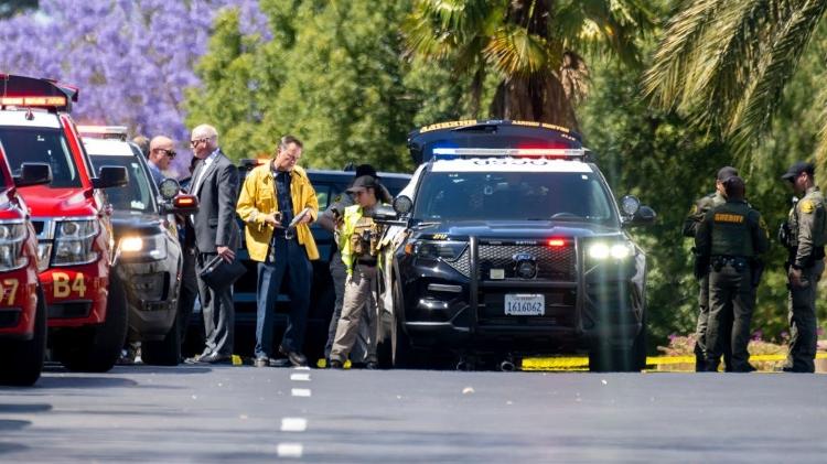 California Police in front of Geneva Presbyterian Church in Laguna Woods, Los Angeles Subway, the site of the sniper attack this Sunday (15) - via Leonard Ortiz/MediaNews Group/Orange County Register Getty Images - via Leonard Ortiz/MediaNews Group/Orange County Register Getty Images