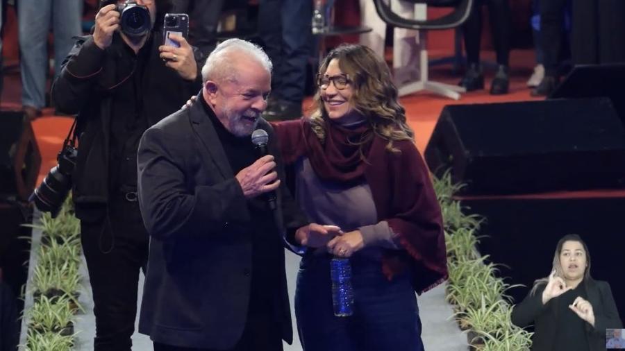 Ex-presidente Luiz Inácio Lula da Silva ao lado da sua esposa, a socióloga Rosângela Silva, a Janja, durante ato em Porto Alegre - Reprodução/YouTube/Lula