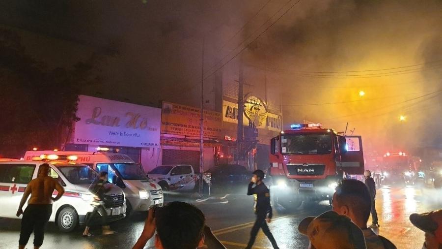 Bombeiros combatem fogo em karaokê no Vietnã; incêndio deixou mortos e feridos - 6.set.2022 - Vietnam News Agency / AFP