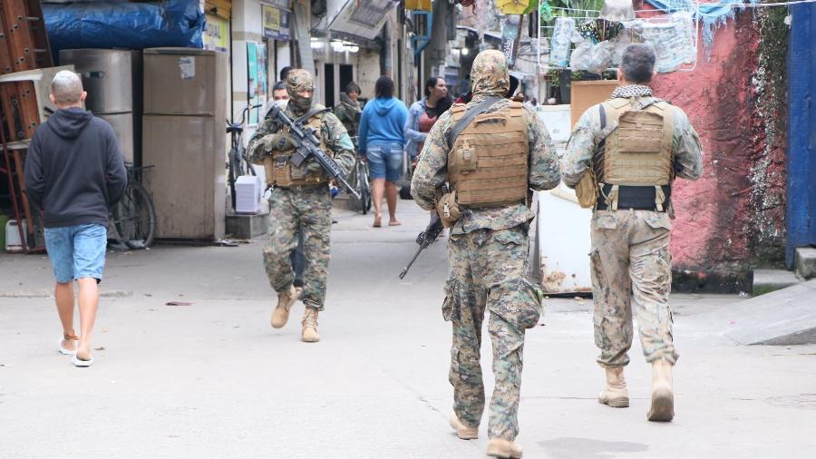 Operação da PM contra facção em Manguinhos, no Rio - José Lucena/TheNews2/Folhapress