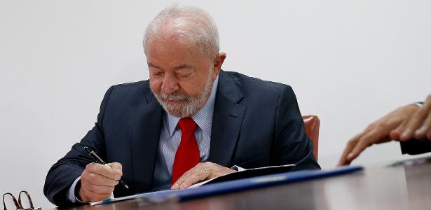 Lula (PT) vai se reunir com centrais sindicais e o ministro do Trabalho, Luiz Marinho, para falar de salário mínimo