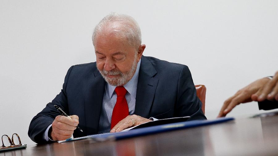17.jan.2023 - O presidente Luiz Inácio Lula da Silva durante assinatura de medidas econômicas - 17.jan.2023 - Pedro Ladeira/Folhapress