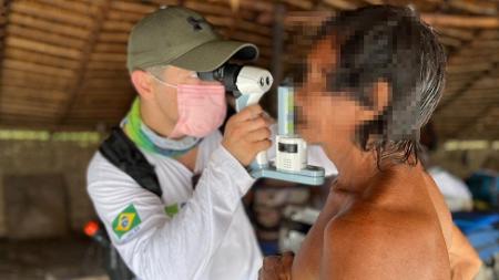 Médicos examina habitante das terras Yanomami Médicos examina habitante das terras Yanomami