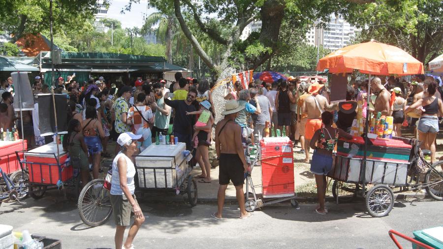 Ambulantes cadastrados na Prefeitura de Olinda só poderão vender bebidas de marcas que patrocinam o Carnaval da cidade - MARCOS PORTO/ESTADÃO CONTEÚDO