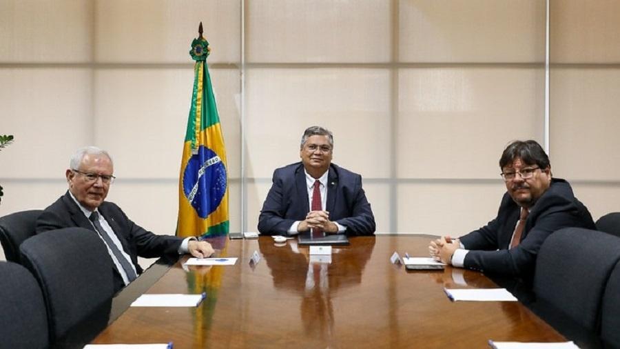 Flávio Dino em reunião com o procurador-geral de Justiça do Rio de Janeiro, Luciano Mattos, e o subprocurador-geral, Marfan Martins Vieira
