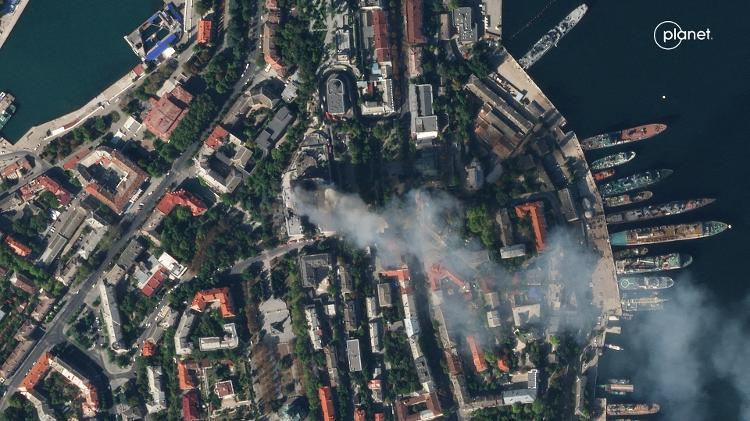 Imagem de satélite divulgada neste sábado mostra a cidade de Sebastopol após ataque de mísseis que atingiu o quartel-general da frota de Moscou no Mar Negro
