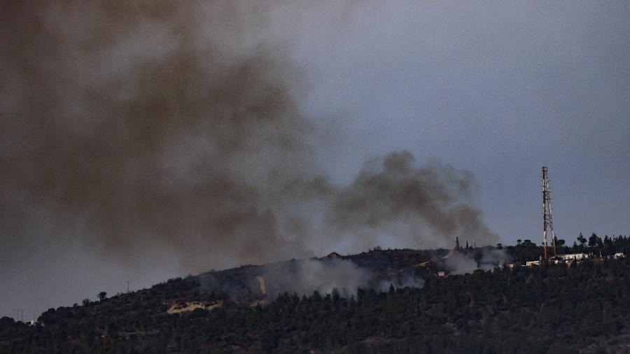11.nov.2023 - Fumaça após troca de fogo entre Israel e o Hezbollah próximo da fronteira do Líbano