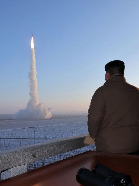 Lançamento de míssil balístico, em foto divulgada pela Coreia do Norte, em dezembro do ano passado