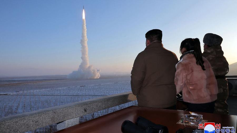 Lançamento de míssil balístico, em foto divulgada pela Coreia do Norte, em dezembro de 2023