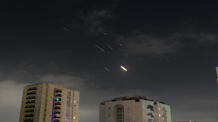 14.abr.2024 - Explosões no céu de Tel Aviv durante interceptação de mísseis e drones lançados pelo Irã