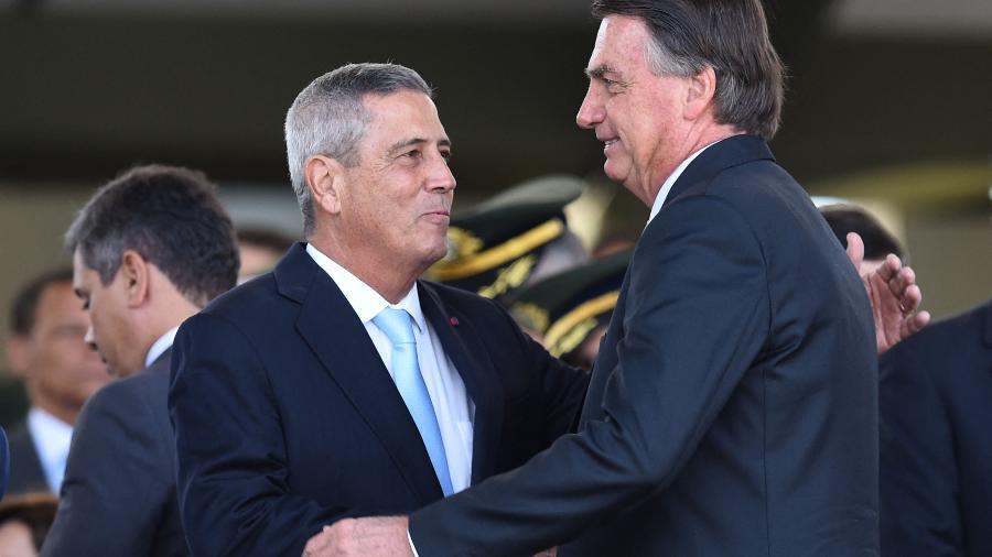 Bolsonaro e Braga Netto durante cerimônia do Dia do Soldado, em 2022