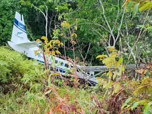 Avião não consegue frear e sai da pista durante pouso em Terra Yanomami