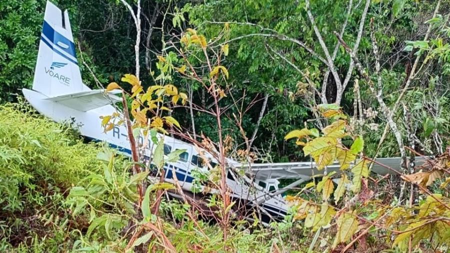 Monomotor ultrapassou o limite da pista e caiu em uma área de mata; ninguém ficou ferido