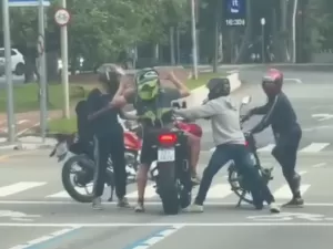 Ladrões roubam moto de luxo na Av. Faria Lima, em São Paulo; veja vídeo