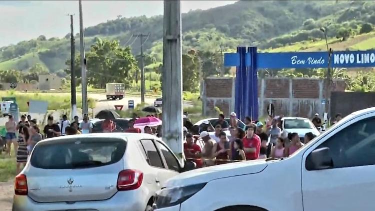 População na porta do Cisp em Novo Lino (AL) População na porta do Cisp em Novo Lino (AL)