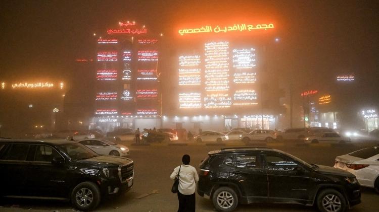 Pedestres tentam atravessar a rua durante uma tempestade de areia na cidade de Basra, no sul do Iraque, em 14 de abril de 2025 Pedestres tentam atravessar a rua durante uma tempestade de areia na cidade de Basra, no sul do Iraque, em 14 de abril de 2025