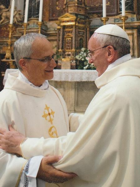 O então cardeal Robert Prevost em encontro com o papa Francisco - Reprodução/X @drprevost