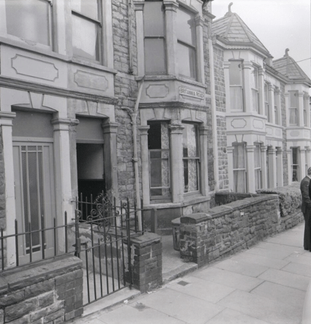 Louisa Dunne foi encontrada morta em sua casa, na Britannia Road, em Bristol Louisa Dunne foi encontrada morta em sua casa, na Britannia Road, em Bristol