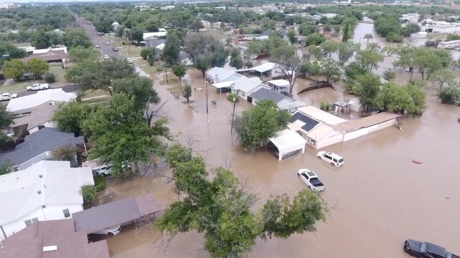 Casas e ruas ficaram alagadas após o rio Guadalupe, em San Angelo (Texas), transbordar - Patrick Keely/Reuters - 4.jul.2025