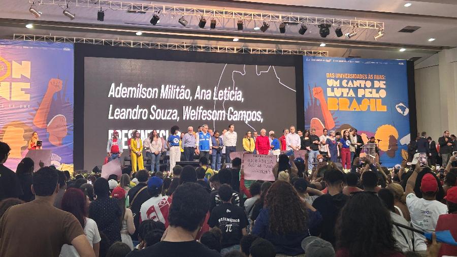 O presidente Lula (PT) em homenagem a estudantes mortos, no 60º Congresso da Une (União Nacional dos Estaudantes), em Goiânia O presidente Lula (PT) em homenagem a estudantes mortos, no 60º Congresso da Une (União Nacional dos Estaudantes), em Goiânia