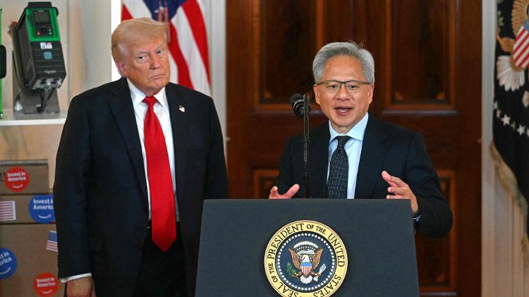Jensen Huang (centro), CEO da americana Nvidia, discursa ao lado do presidente dos EUA, Donald Trump, na Casa Branca Jensen Huang (centro), CEO da americana Nvidia, discursa ao lado do presidente dos EUA, Donald Trump, na Casa Branca
