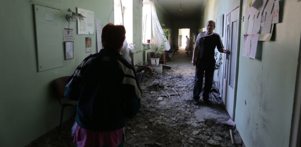 Pacientes caminham por hospital parcialmente destruído em Donetsk - Aleksey Filippov/AFP