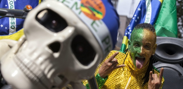 16.ago.2015 - Manifestante pintou o rosto para participar de protesto contra o governo da presidente Dilma Rousseff, em São Paulo - Sebastião Moreira/EFE