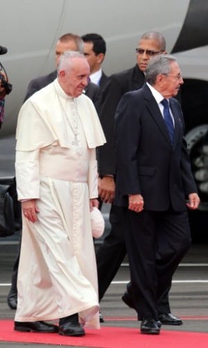 19.set.2015 - O papa Francisco chega a ilha de Havana e é recebido pelo presidente de Cuba, Raúl Castro, na tarde deste sábado. O pontífice permanecerá no país até terça-feira (22), quando embarca para os Estados Unidos
