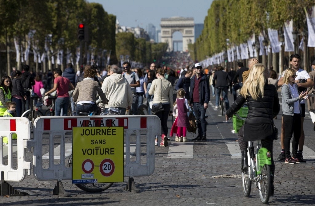 27.set.2015 - População lota a avenida Champs Elysee durante o 
