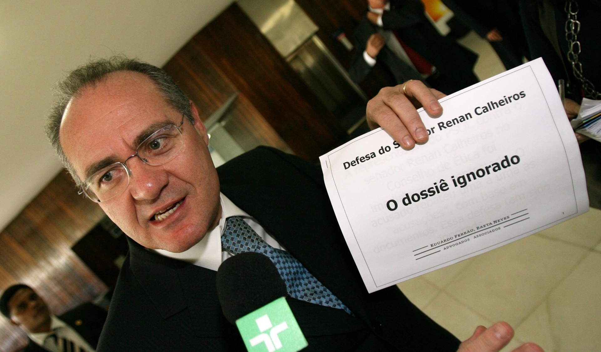 5.jul.2007 - Ao chegar ao Senado, Renan Calheiro mostra dossiê de defesa elaborado por advogado e entregue aos integrantes do Conselho de Ética do Senado, em Brasília, DF. O senador é acusado de usar dinheiro do lobista Cláudio Gontijo, da empreiteira Mendes Júnior, para pagar pensão alimentícia à jornalista Mônica Veloso, com quem tem uma filha, e de apresentar documentos falsos para sua defesa - Sérgio Lima/Folhapress