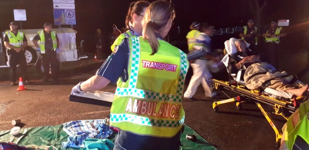 Foto cedida pelo Serviço de Ambulâncias de Queensland mostra o atendimento aos turistas que escaparam de catamarã que pegou fogo na Austrália - AFP/Queensland Ambulance Service/BMI