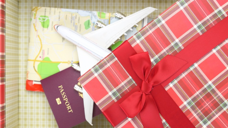 Presente, viagem, avião, passaporte, passagem aérea, programa de fidelidade, programa de pontos, milhas - Getty Images/iStockphoto/george tsartsianidis - Getty Images/iStockphoto/george tsartsianidis