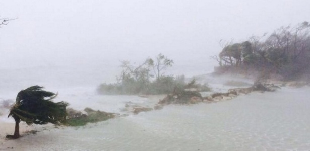  Furacão Matthew causa chuva e vento em Adelaide, nas Bahamas - Catherone Chisnell/AFP