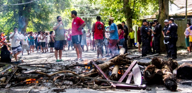 Moradores bloquearam a rua com pedaços de árvores e lixo para impedir a entrada da PM - Ellan Lustosa/Estadão Conteúdo
