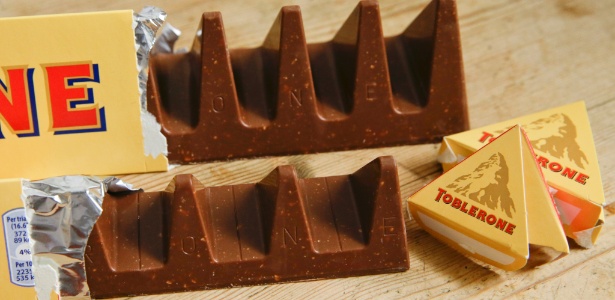 O novo formato do Toblerone (à frente) irritou consumidores do Reino Unido  - Alastair Grant