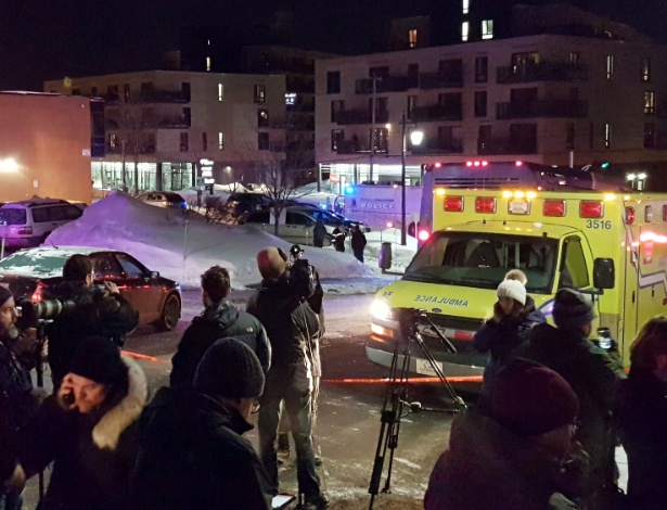 Imprensa e pessoas de Quebec acompanham o atendimento às vítimas após ataque - Mathieu Belanger/Reuters